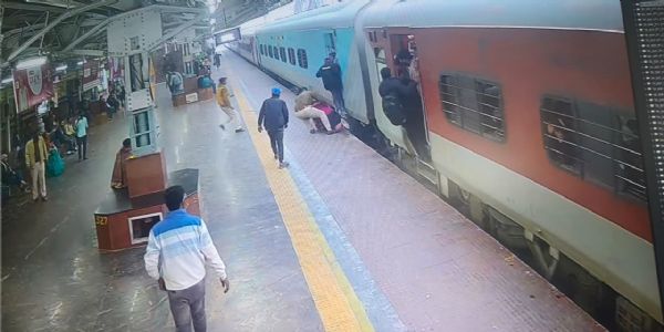 आरपीएफ ने भागलपुर रेलवे स्टेशन पर एक महिला यात्री की बचाई जान