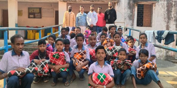 कर्णधार संस्था ने दिव्यांग स्कूल में किया कंबल वितरण