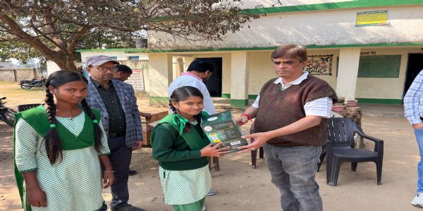 स्कूली छात्रों के बीच हजारीबाग टोल-वे ने वितरित किया सोलर लैंप