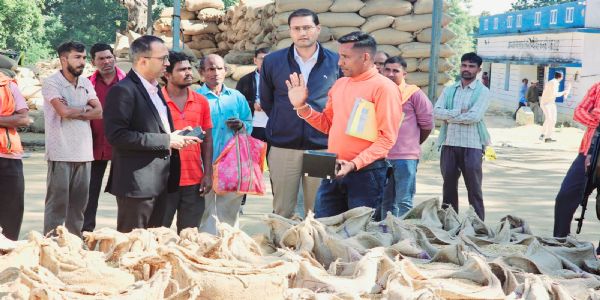 कलेक्टर ने कनकी धान उपार्जन केंद्र का किया आकस्मिक निरीक्षण