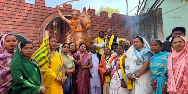 शहीद वीर नारायण सिंह की कुर्बानी हमें न्याय और समाज उत्थान की राह दिखाती है : रंजना साहू