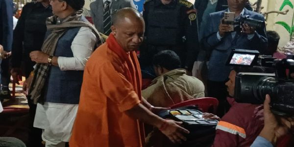 गोरखपुर में मुख्यमंत्री योगी आदित्यनाथ ने रेलवे स्टेशन व झूलेलाल रैन बसेरे का किया निरीक्षण