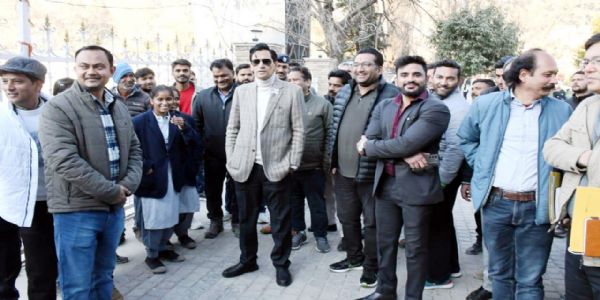 कुमाऊं कमिश्नर ने किया अग्निकांड प्रभावित भवनों और नैना देवी मंदिर के कार्यों का स्थलीय निरीक्षण