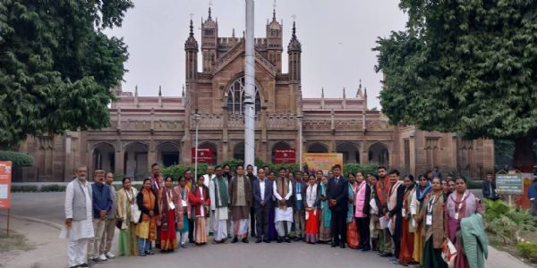 काशी तमिल संगमम: तमिल शिक्षकों ने संपूर्णानंद संस्कृत विश्वविद्यालय का मुख्य भवन देखा