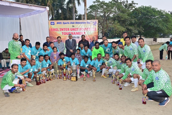 विजेताओं को पुरस्कार देते रंजन कुमार