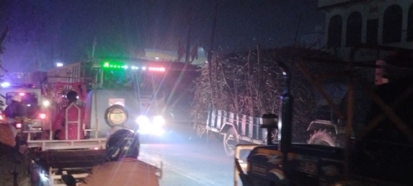 एनएच-727 पर तीन दिनों से जाम, गन्ना लदे ट्रॉलियों से यात्रा हुई मुश्किल एनएच-727 पर तीन दिनों से जाम, गन्ना लदे ट्रॉलियों से यात्रा हुई मुश्किल