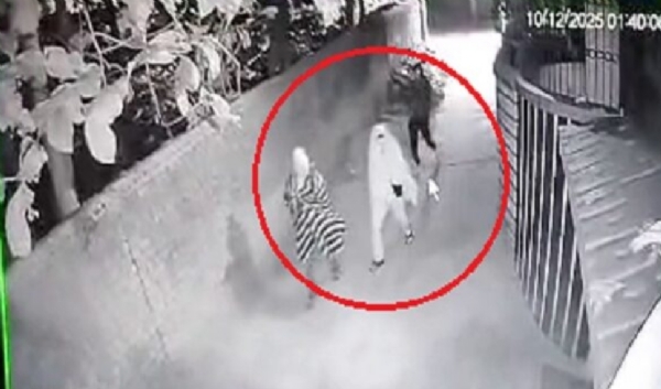 सीसीटीवी कैमरे में कैद चोर सीसीटीवी कैमरे में कैद चोर