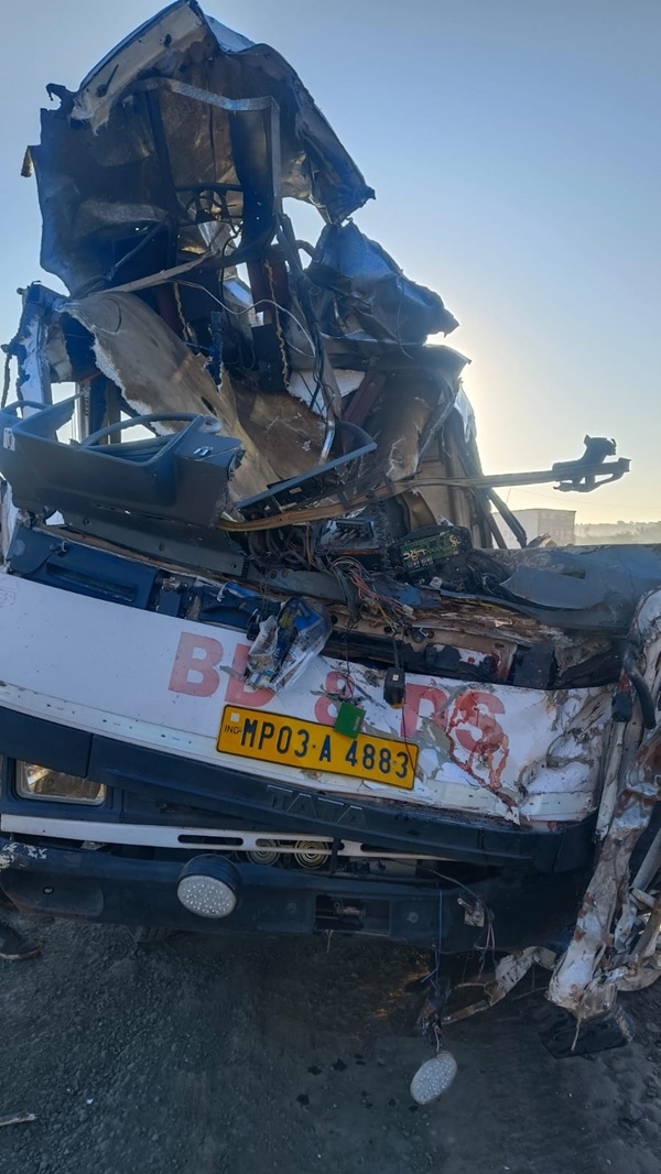 सागर-मालथौन मार्ग पर भीषण हादसा 2 सागर-मालथौन मार्ग पर भीषण हादसा 2