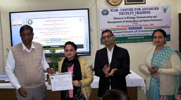 प्रतिभागियों को प्रमाण पत्र वितरित करते मुख्य अतिथि। प्रतिभागियों को प्रमाण पत्र वितरित करते मुख्य अतिथि।