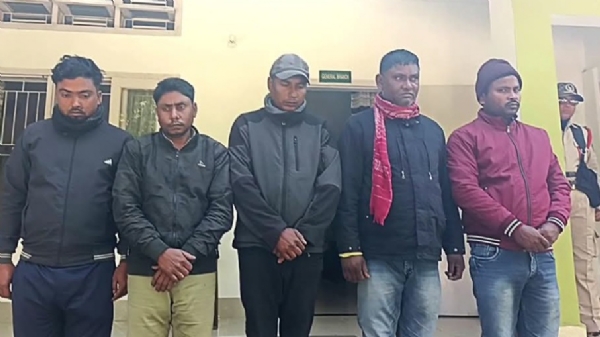 पांच अवैध शिकारी गिरफ्तार पांच अवैध शिकारी गिरफ्तार