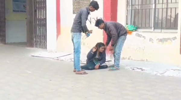 अस्पताल के बाहर रोते बिलखते परिजन अस्पताल के बाहर रोते बिलखते परिजन