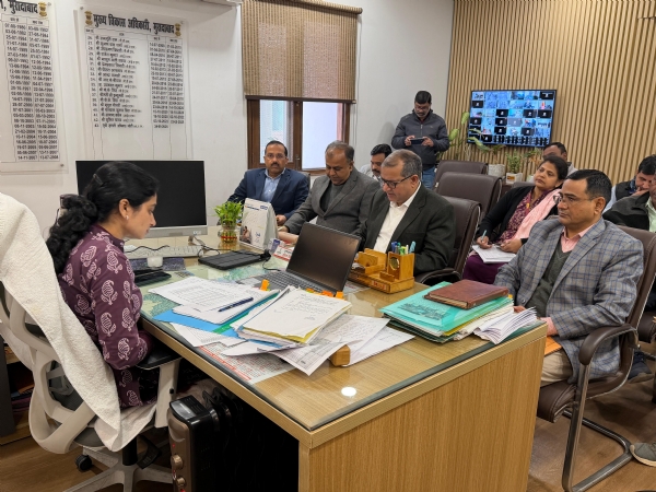 मुख्यमंत्री युवा उद्यमी विकास अभियान योजना की समीक्षा करती सीडीओ।