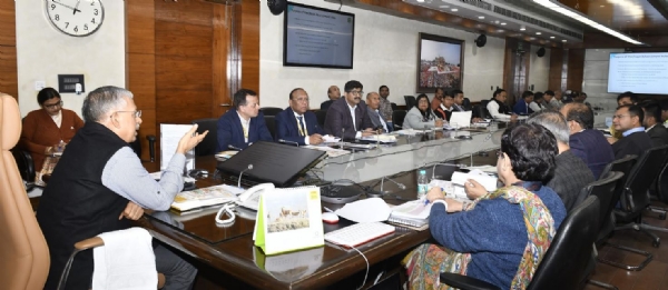 समीक्षा बैठक करते मुख्य सचिव एसपी गोयल