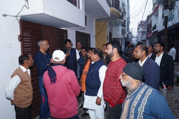 लोहार बाग वार्ड में कुंडी खटकाओ अभियान के तहत संपर्क करते हुए मंत्री लोहार बाग वार्ड में कुंडी खटकाओ अभियान के तहत संपर्क करते हुए मंत्री