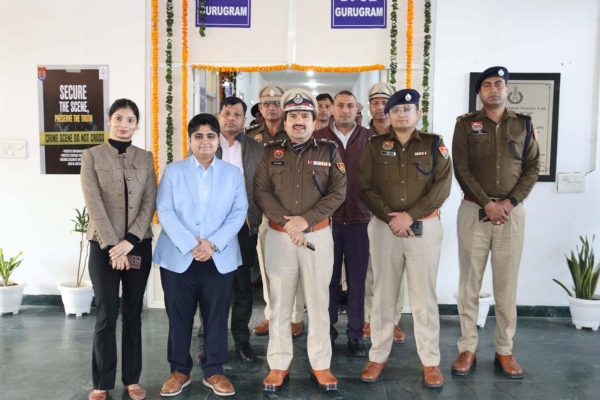 गुरुग्राम पुलिस लाइन में साउंडप्रूफ वॉइस सैम्पल रूम के उद्घाटन के दौरान स्टाफ के साथ सीपी विकास कुमार अरोड़ा।