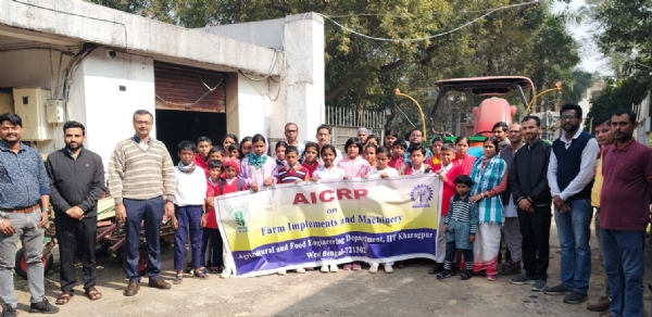 आईआईटी खड़गपुर में शैक्षणिक भ्रमण के दौरान सरस्वती शिशु मंदिर, मादपुर के विद्यार्थी। आईआईटी खड़गपुर में शैक्षणिक भ्रमण के दौरान सरस्वती शिशु मंदिर, मादपुर के विद्यार्थी।