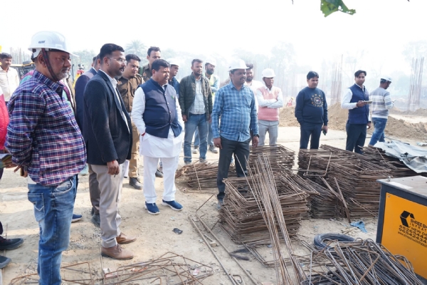 बन रहे सरकारी अस्पताल का निरीक्षण करते हुए राज्य मंत्री बन रहे सरकारी अस्पताल का निरीक्षण करते हुए राज्य मंत्री