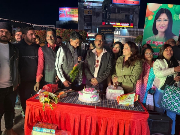 जन्मदिन मनाते कार्यकर्ता सहित अन्य जन्मदिन मनाते कार्यकर्ता सहित अन्य