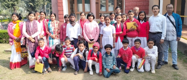 आईआईटी खड़गपुर में शैक्षणिक भ्रमण के दौरान सरस्वती शिशु मंदिर, मादपुर के विद्यार्थी। आईआईटी खड़गपुर में शैक्षणिक भ्रमण के दौरान सरस्वती शिशु मंदिर, मादपुर के विद्यार्थी।