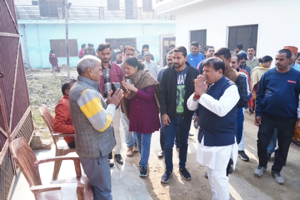 खूबपुर वार्ड में संपर्क करते हुए राज्य मंत्री खूबपुर वार्ड में संपर्क करते हुए राज्य मंत्री