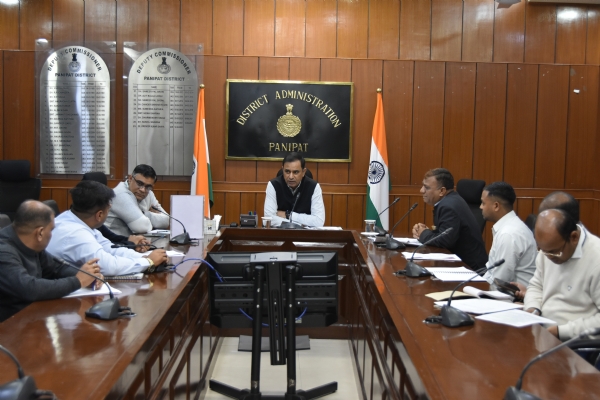 पानीपत में बनने वाले मजदूर चौकों के लिए अधिकारियों की बैठक लेते जिला उपायुक्त वीरेंद्र कुमार दहिया पानीपत में बनने वाले मजदूर चौकों के लिए अधिकारियों की बैठक लेते जिला उपायुक्त वीरेंद्र कुमार दहिया