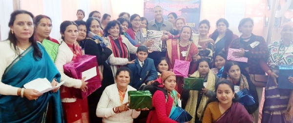 कुमाउनी व्यंजन प्रतियोगिता के विजेता पुरस्कारों के साथ। कुमाउनी व्यंजन प्रतियोगिता के विजेता पुरस्कारों के साथ।