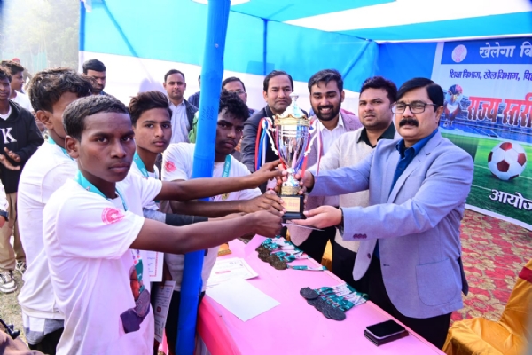 विजेता टीम को ट्राॆॅफी देते एडीएम