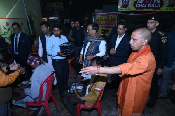 *सीएम योगी ने किया महानगर में दो रैन बसेरों का निरीक्षण, ठहरे जरुरतमंदों में वितरित किया कंबल और भोजन* *सीएम योगी ने किया महानगर में दो रैन बसेरों का निरीक्षण, ठहरे जरुरतमंदों में वितरित किया कंबल और भोजन*