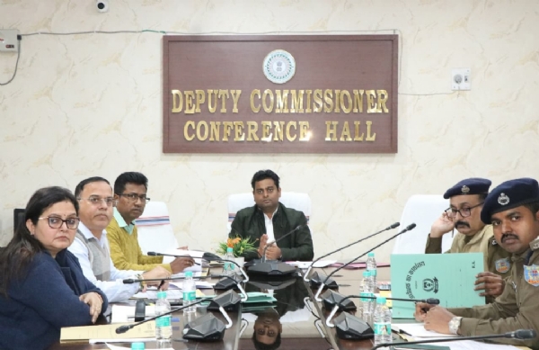 बैठक करते उपायुक्त चंदन कुमार बैठक करते उपायुक्त चंदन कुमार