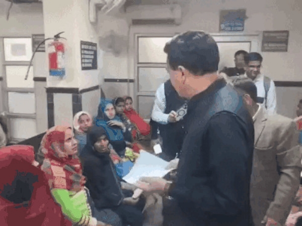 बीके अस्पताल में इलाज के लिए आए मरीजों से मिलकर जानकारी लेते हुए एसडीएम त्रिलोक बीके अस्पताल में इलाज के लिए आए मरीजों से मिलकर जानकारी लेते हुए एसडीएम त्रिलोक