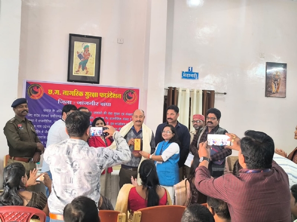 जांजगीर-चांपा: पुलिस अधीक्षक विजय कुमार पाण्डेय ने ‘समय बैंक’ मॉडल को बढ़ावा दिया, नशाबंदी और काउंसलिंग पर दिया जोर जांजगीर-चांपा: पुलिस अधीक्षक विजय कुमार पाण्डेय ने ‘समय बैंक’ मॉडल को बढ़ावा दिया, नशाबंदी और काउंसलिंग पर दिया जोर