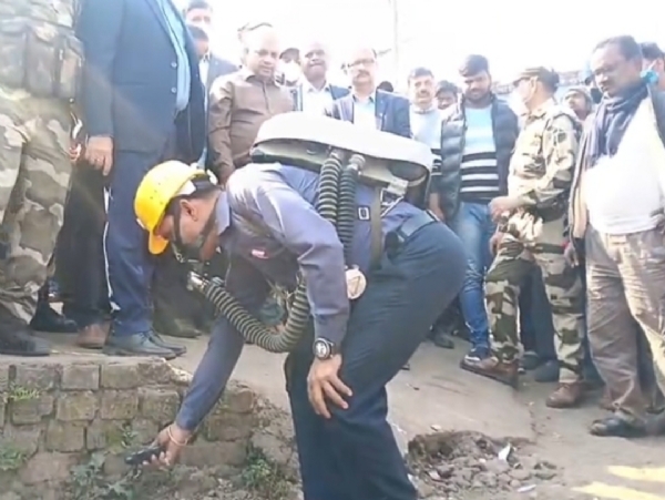 जहरीले गैस की मात्रा की जांच करवाते कोल इंडिया चेयरमैन जहरीले गैस की मात्रा की जांच करवाते कोल इंडिया चेयरमैन