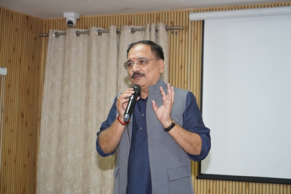 भारतीय जनता पार्टी (भाजपा) के दिल्ली प्रदेश अध्यक्ष वीरेंद्र सचदेवा श्री अरबिंदो कॉलेज में विचार साझा करते हुए। भारतीय जनता पार्टी (भाजपा) के दिल्ली प्रदेश अध्यक्ष वीरेंद्र सचदेवा श्री अरबिंदो कॉलेज में विचार साझा करते हुए।