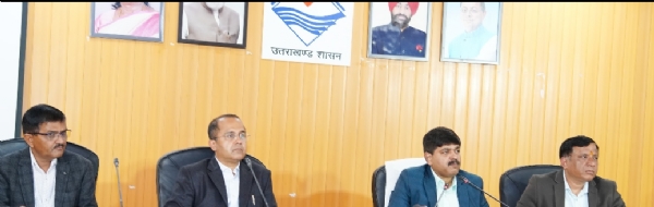 कैबिनेट ब्रीफिंग करते प्रमुख सचिव, सचिव सहित। कैबिनेट ब्रीफिंग करते प्रमुख सचिव, सचिव सहित।