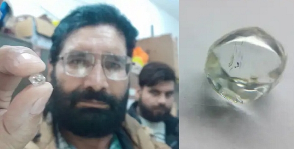 हीरे के साथ किसान राजेन्द्र बुंदेला हीरे के साथ किसान राजेन्द्र बुंदेला