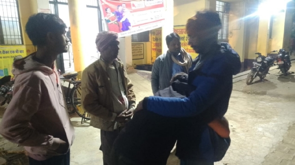 अस्पताल में पड़ी मृतक की डेड बॉडी अस्पताल में पड़ी मृतक की डेड बॉडी