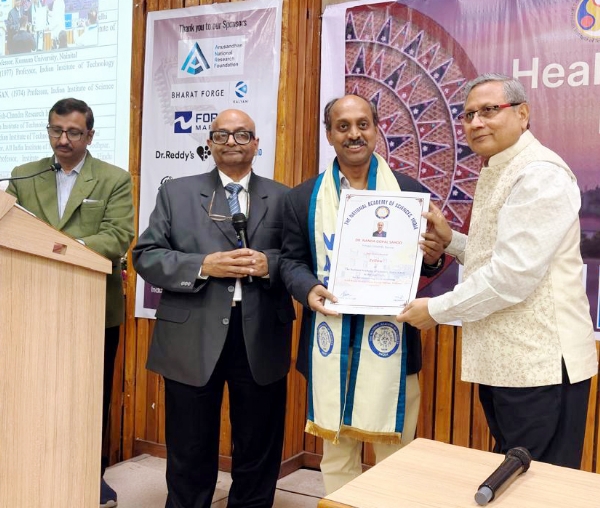 एफएनएएससी की मानद उपाधि प्राप्त करते डॉ. नंद गोपाल साहू। एफएनएएससी की मानद उपाधि प्राप्त करते डॉ. नंद गोपाल साहू।