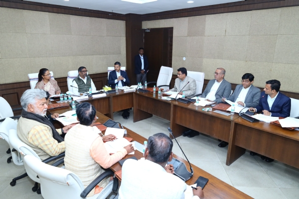 मुख्यमंत्री बैठक करते हुए मुख्यमंत्री बैठक करते हुए