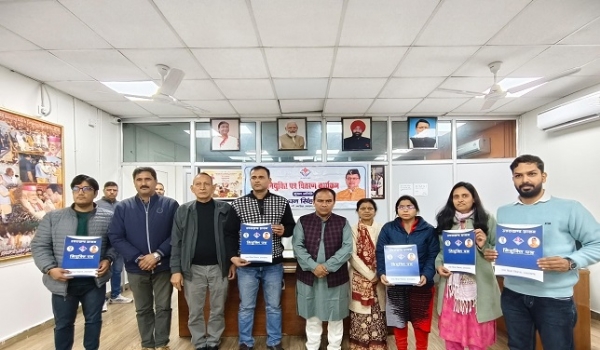 उच्च शिक्षा मंत्री डॉ धन सिंह रावत के साथ सहायक पुस्तकालयाध्यक्ष नियुक्ति पत्र के साथ। उच्च शिक्षा मंत्री डॉ धन सिंह रावत के साथ सहायक पुस्तकालयाध्यक्ष नियुक्ति पत्र के साथ।