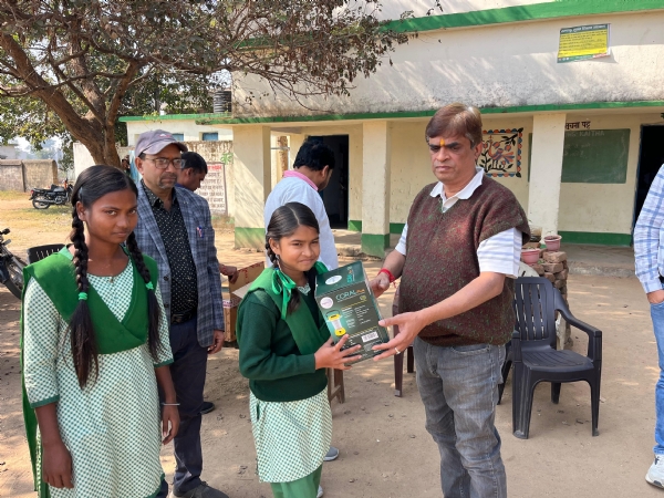 वितरण कार्यक्रम में शामिल लोग वितरण कार्यक्रम में शामिल लोग