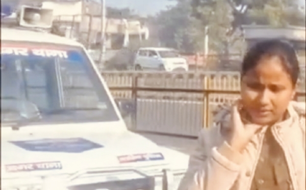 अररिया फोटो:पुलिस जांच करती अररिया फोटो:पुलिस जांच करती