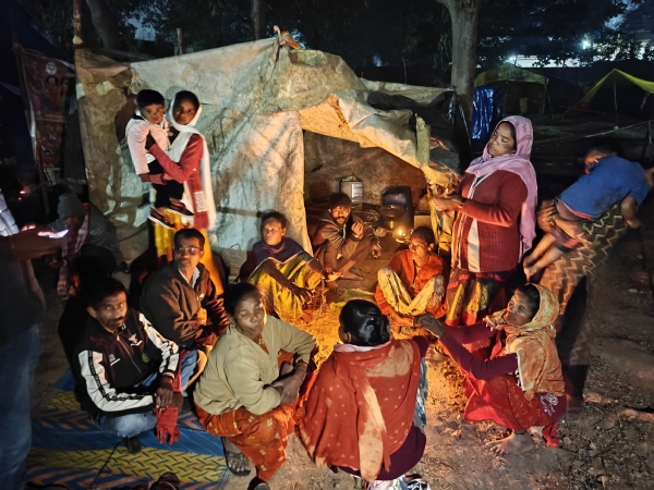 कड़ाके की इस ठंड में परिवार तंबू के पास एक साथ बैठकर अलाव का सहारा लेते हुए। कड़ाके की इस ठंड में परिवार तंबू के पास एक साथ बैठकर अलाव का सहारा लेते हुए।