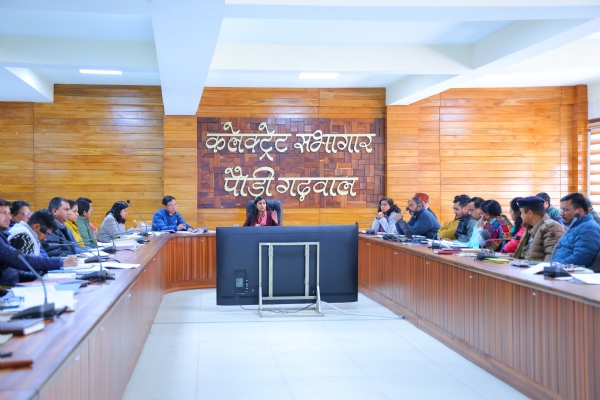 जिला सभागार में अधिकारियों के साथ मासिक बैठक लेती डीएम जिला सभागार में अधिकारियों के साथ मासिक बैठक लेती डीएम