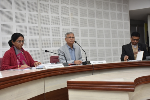 प्रेस वार्ता में कुलपति प्रेस वार्ता में कुलपति