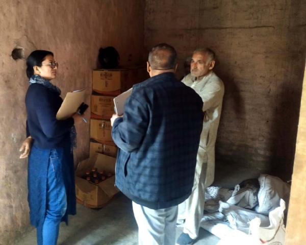 राशन डिपो पर जांच करती सीएम फ्लाइंग टीम। राशन डिपो पर जांच करती सीएम फ्लाइंग टीम।