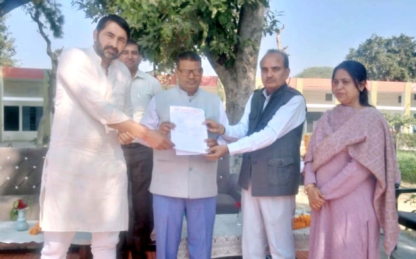 बोर्ड परीक्षा केंद्र बनाए जाने को लेकर मांग पत्र सौंपते हुए स्कूल स्टाफ। बोर्ड परीक्षा केंद्र बनाए जाने को लेकर मांग पत्र सौंपते हुए स्कूल स्टाफ।