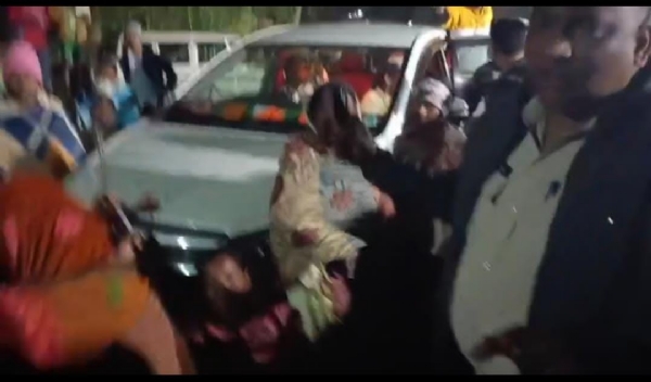 विरोध प्रदर्शन करते ग्रामीण विरोध प्रदर्शन करते ग्रामीण