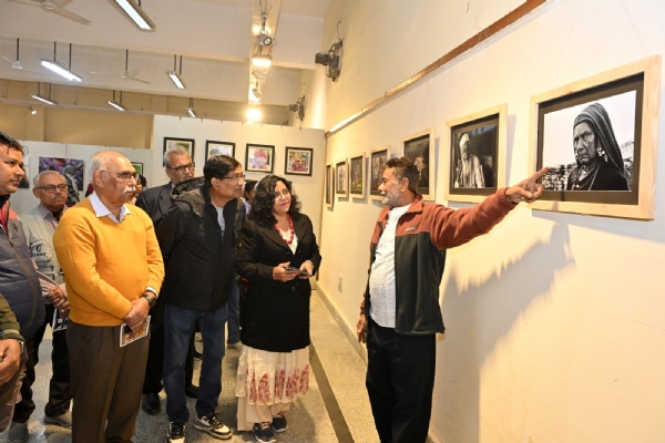 मनन ठाकर की एकल फोटो प्रदर्शनी मनन ठाकर की एकल फोटो प्रदर्शनी