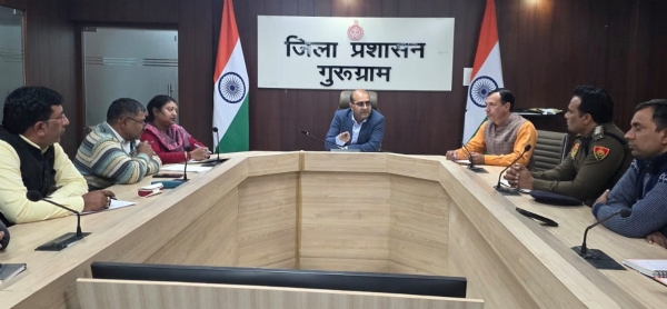 गुरुग्राम में यूपीएससी की परीक्षा को लेकर बैठक लेते एएलसी कुशल कटारिया।