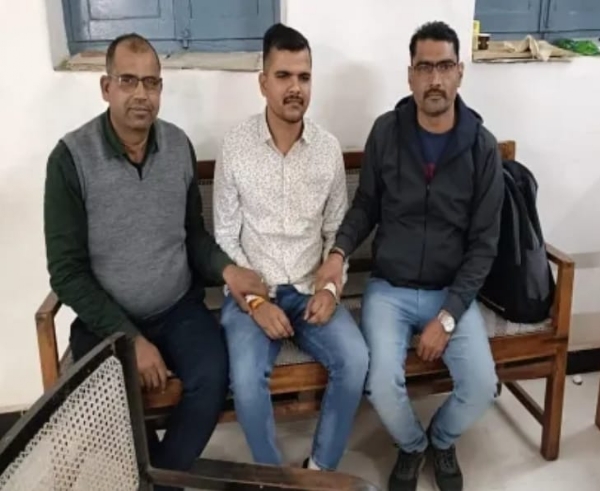 एडीएम के स्टेनो मोनू शर्मा को 5 हजार रुपए की रिश्वत लेते हुए लोकायुक्त ने गिरफ्तार किया एडीएम के स्टेनो मोनू शर्मा को 5 हजार रुपए की रिश्वत लेते हुए लोकायुक्त ने गिरफ्तार किया